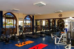 Fitnesscenter im Steigenberger Coraya Beach Hotel mit Blick auf den Pool.