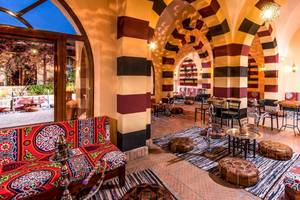 Innenbereich des Steigenberger Coraya Beach Hotel mit bunten Sofas und Teppichen.