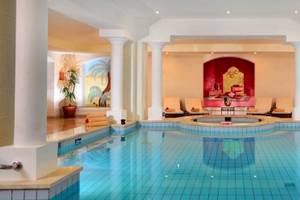 Innenpool des Steigenberger Coraya Beach Hotels mit Loungebereich und Dekor.