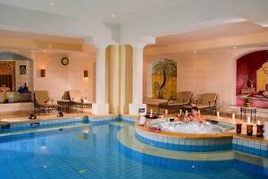 Poolbereich im Steigenberger Coraya Beach Hotel mit einer Frau und einem Mann im Whirlpool.