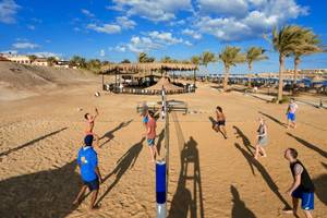 Volleyballspiel auf dem Sandstrand des Steigenberger Coraya Beach Hotels.