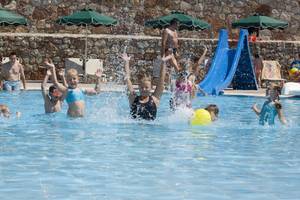 Kinder spielen im Schwimmbad am Atlantica Mikri Poli Rhodes