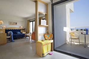 Innenansicht eines Hotelzimmers im Atlantica Mikri Poli Rhodes mit Balkon und Meerblick.