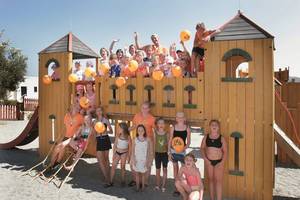 Gruppenfoto von Kindern und Betreuern im Spielhaus des Atlantica Mikri Poli Hotels auf Rhodos