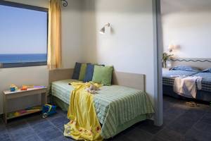 Hotelzimmer mit Blick auf das Meer im Atlantica Mikri Poli Rhodes.