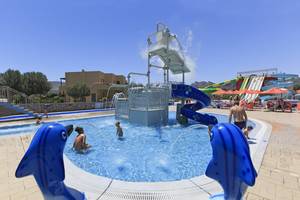Kinder spielen im Schwimmbad des Atlantica Mikri Poli Hotels in Rhodos, mit Wasserrutschen und Dekoration.