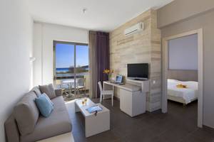 Innenansicht der Suite im Atlantica Mikri Poli Hotel auf Rhodos mit Blick auf den Balkon.