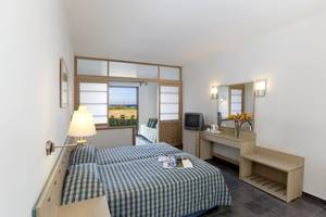 Doppelbettzimmer im Atlantica Mikri Poli Rhodes Hotel mit Blick auf den Garten.