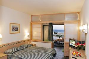 Zimmer im Atlantica Mikri Poli Rhodes Hotel mit Blick auf das Meer von der Terrasse.