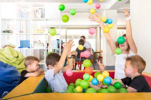Remisnens Hotel Epidaurus Kinder spielen mit bunten Bällen in einem Ballbecken.