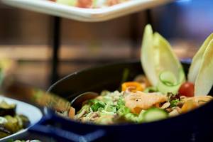 Buffetgericht im Mythos Palace Resort & Spa mit Salat, Tomaten und Fisch.