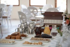 Frühstücksbuffet im Lindian Village Beach Resort mit verschiedenen Broten, Getränken und Desserts.