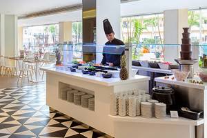 Buffet Tisch im Hotel Tigotan Lovers & Friends mit verschiedenen Speisen und Getränken.