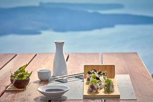 Sushi auf Holzplatte mit Sojasauce und Sojabohnen vor dem Katikies Chromata Hotel auf Santorini