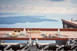 Tisch mit Essen auf Terrasse mit Meerblick im Katikies Chromata Hotel auf Santorini