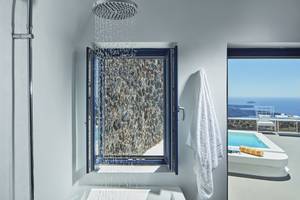 Badezimmer im Katikies Chromata Santorini mit Dusche und Meerblick