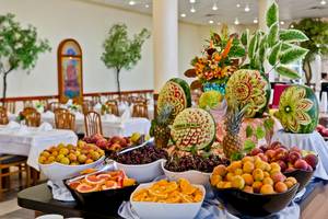 Buffet im DIT Evrika Beach Club mit verschiedenen Früchten und Wassermelonen-Skulpturen.