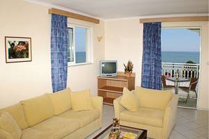 Wohnzimmer im Poseidon Beach Hotel mit Blick auf den Balkon und das Meer