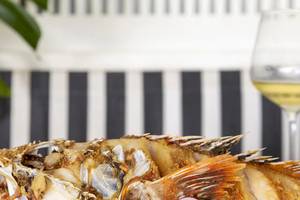 Gebratener Fisch auf einem Teller im Gran Melia Palacio de Isora Hotel