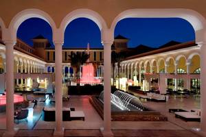 Gran Melia Palacio de Isora Hotel bei Nacht mit Brunnen und Loungebereich