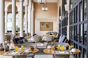 Innenansicht des Restaurants im Gran Melia Palacio de Isora mit blauen Stühlen und Tischen.