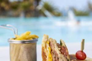 Gran Melia Palacio de Isora Sandwich am Pool mit Pommes und Cocktailtomate