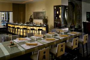 Gran Melia Palacio de Isora Restaurant mit Tisch und Stühlen