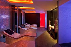 Saunabereich im Gran Melia Palacio de Isora mit roten und blauen Beleuchtungseffekten.