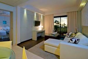 Innenansicht des Gran Melia Palacio de Isora Hotels mit Wohnzimmer, Schlafzimmer und Schreibtisch