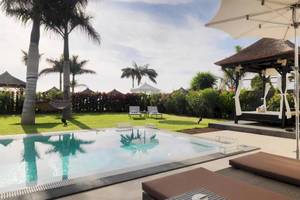 Pool im Freien mit einem Pavillon und Liegestühlen im Gran Melia Palacio de Isora Hotel.