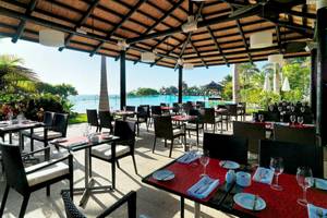 Restaurantterrasse des Gran Melia Palacio de Isora mit Blick auf den Pool und das Meer