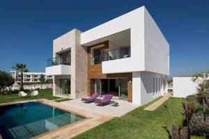 Modernes Ferienhaus von Hyatt Place Taghazout Bay mit Swimmingpool und Loungebereich im Freien.
