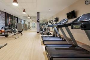 Fitnesscenter im Hyatt Place Taghazout Bay Hotel mit mehreren Laufbändern und Trainingsgeräten.