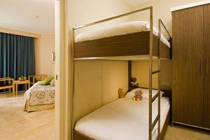Schlafzimmer mit Doppelstockbett im Blue Waters Club Hotel.
