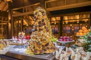 Dessert-Buffet im Innahura Maldives Resort mit einer großen Schokoladen-Baum-Desserte.