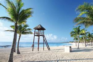Barcelo Maya Palace Strand mit Palmen und Leinretuerm