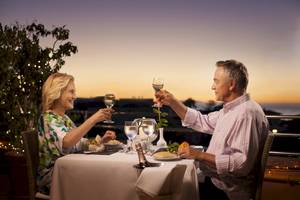 Paar genießt ein Abendessen unter dem Himmel im Hotel Botanico & The Oriental Spa Garden