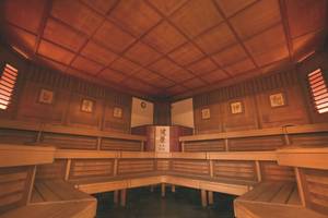 Innenansicht der Sauna im Botanico & The Oriental Spa Garden Hotel mit Holzwänden und Sitzbänken.