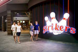 Familie vor dem Strikers Bowling Center im Barcelo Maya Palace Hotel