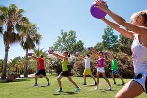 Gruppenfitnesstraining im Freien im Belambra Clubs Pineto Hotel.