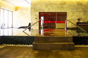 Spa-Bereich im Barcelo Maya Palace mit offenem Pool, Sauna und Lounge-Bereich.