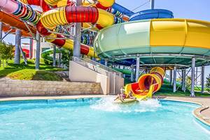 Wasserrutsche im Jaz Aquaviva Hotel mit zwei Personen im Boot