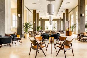Lobbybereich des Jaz Aquaviva Hotels mit Möbeln und Pflanzen.