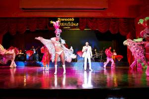 Barcelo Maya Palace Show mit Tänzerinnen und Musikern auf der Bühne