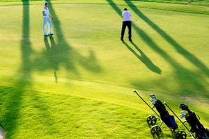 Zwei Golfspieler auf einem Golfplatz im Jaz Aquaviva Hotel.