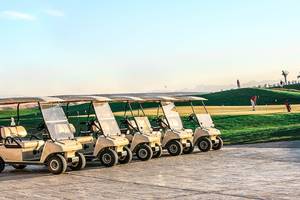 Golfwagen vom Jaz Aquaviva Hotel sind auf dem Golfplatz geparkt.