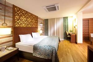 Innenansicht des Schlafzimmers im Melas Lara Hotel mit zwei Betten und Dekor