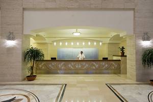 Empfangsbereich des Melas Lara Hotels mit Rezeptionist hinter dem Empfangstresen.