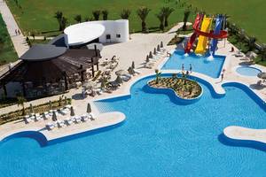 Luftaufnahme des Melas Lara Hotels mit Pool, Wasserrutschen und Sonnenliegen