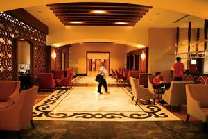Foyer des Melas Lara Hotels mit gemustertem Boden und Sitzgelegenheiten